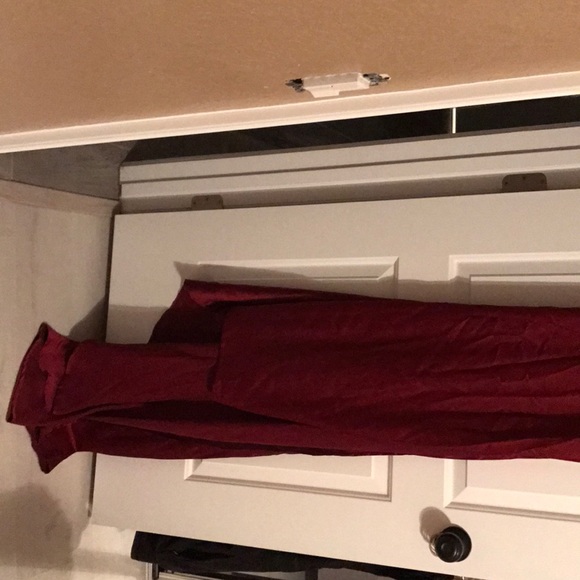 Red gown - Picture 2 of 7